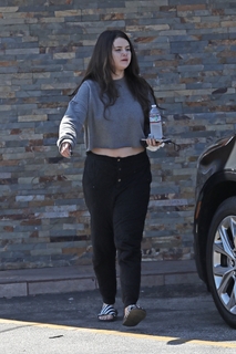 Selena Gomez feet photo thumbnail