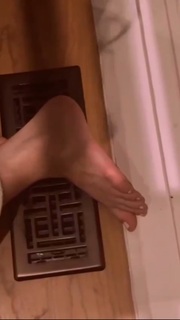 Selena Gomez feet photo thumbnail