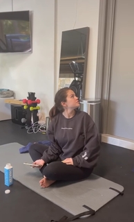 Selena Gomez feet photo thumbnail