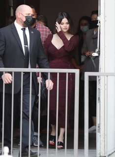 Selena Gomez feet photo thumbnail