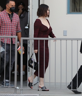 Selena Gomez feet photo thumbnail