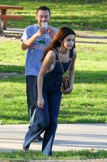 Selena Gomez feet photo thumbnail