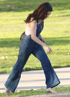 Selena Gomez feet photo thumbnail