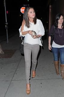 Selena Gomez feet photo thumbnail