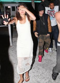 Selena Gomez feet photo thumbnail