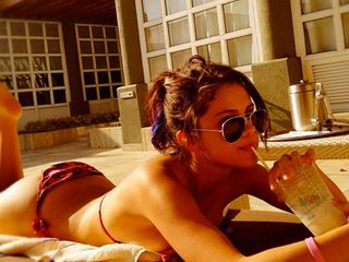 Selena Gomez feet photo thumbnail
