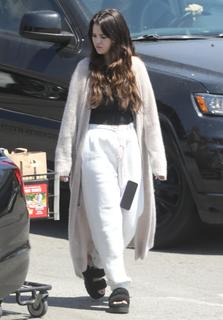 Selena Gomez feet photo thumbnail