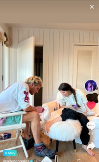 Selena Gomez feet photo thumbnail