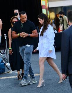 Selena Gomez feet photo thumbnail