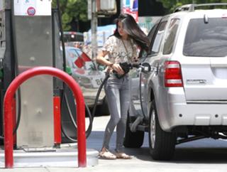 Selena Gomez feet photo thumbnail