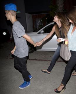 Selena Gomez feet photo thumbnail