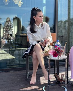 Selena Gomez feet photo thumbnail
