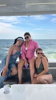 Selena Gomez feet photo thumbnail