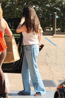 Selena Gomez feet photo thumbnail