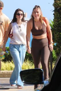 Selena Gomez feet photo thumbnail