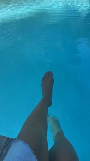 Selena Gomez feet photo thumbnail