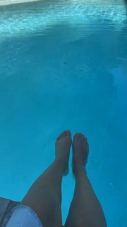 Selena Gomez feet photo thumbnail