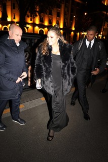 Selena Gomez feet photo thumbnail