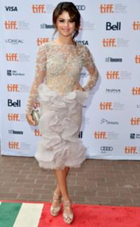 Selena Gomez feet photo thumbnail