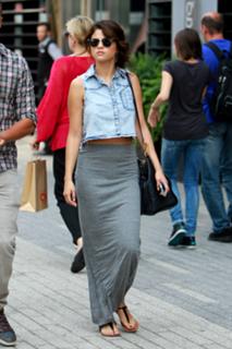 Selena Gomez feet photo thumbnail