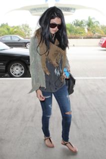 Selena Gomez feet photo thumbnail