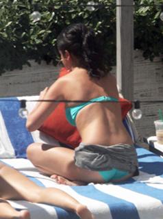 Selena Gomez feet photo thumbnail