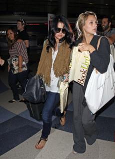 Selena Gomez feet photo thumbnail