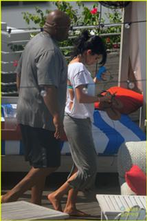 Selena Gomez feet photo thumbnail