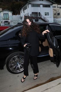 Selena Gomez feet photo thumbnail