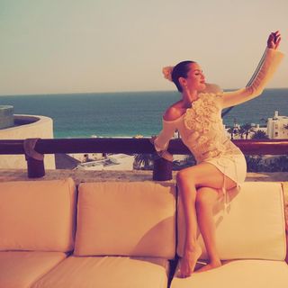 Selena Gomez feet photo thumbnail