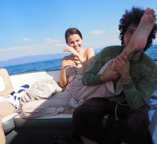 Selena Gomez feet photo thumbnail