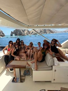 Selena Gomez feet photo thumbnail