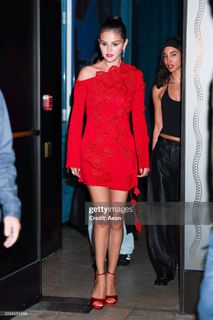 Selena Gomez feet photo thumbnail