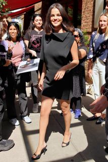 Selena Gomez feet photo thumbnail