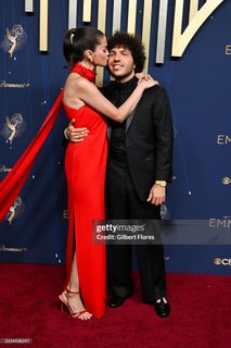 Selena Gomez feet photo thumbnail