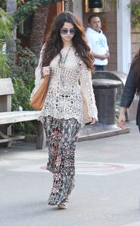 Selena Gomez feet photo thumbnail