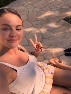Selena Gomez feet photo 19