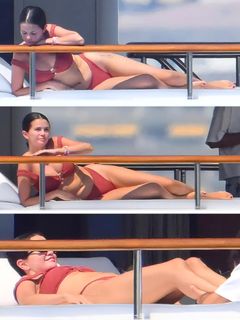 Selena Gomez feet photo 3