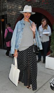 Selita Ebanks feet photo thumbnail
