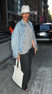 Selita Ebanks feet photo thumbnail