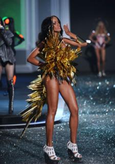 Selita Ebanks feet photo thumbnail