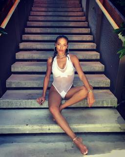 Selita Ebanks feet photo thumbnail