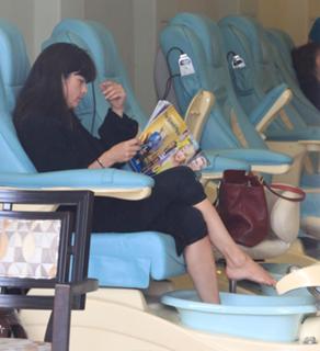 Selma Blair feet photo thumbnail