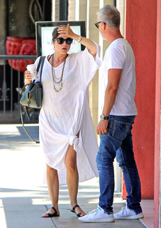 Selma Blair feet photo thumbnail