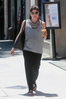 Selma Blair feet photo thumbnail