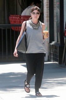 Selma Blair feet photo thumbnail