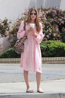 Selma Blair feet photo thumbnail