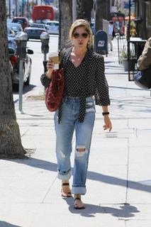 Selma Blair feet photo thumbnail