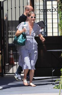 Selma Blair feet photo thumbnail