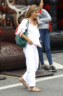 Selma Blair feet photo thumbnail